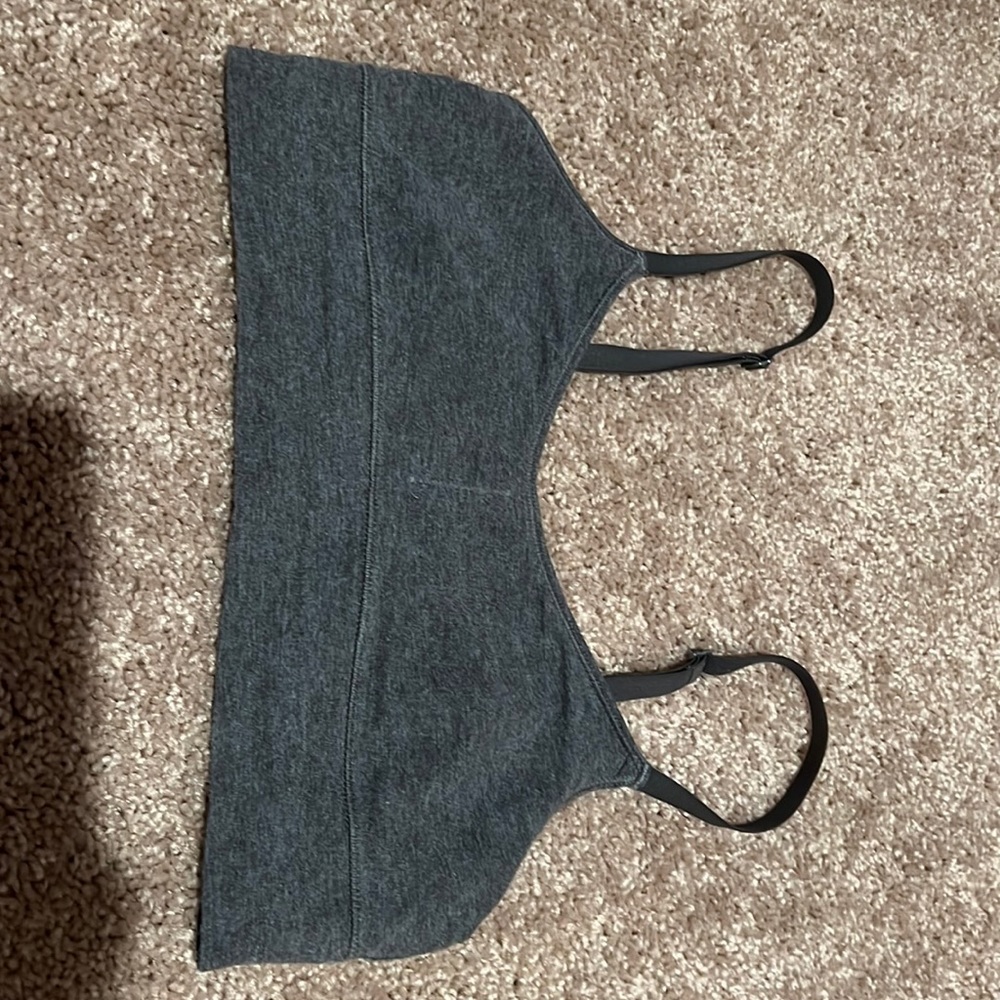 Sports bra. Shelf bra type support